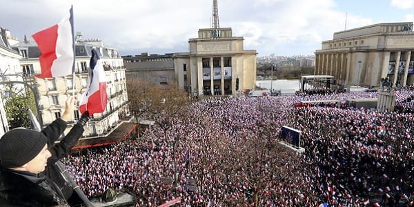 France: la démonstration de force de Fillon au Trocadéro: des chiffres contestés