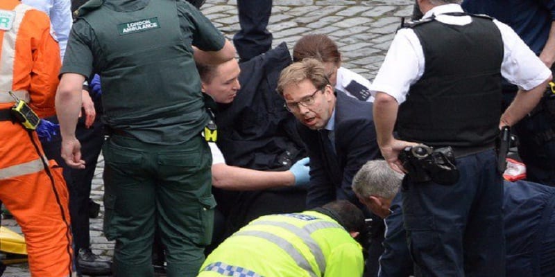 Le député en photo donnant les premiers secours au policier