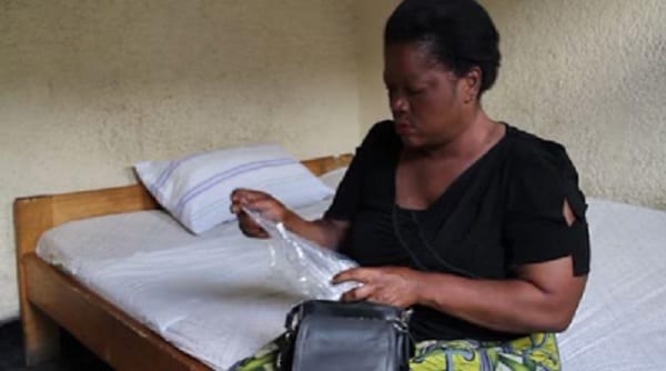 PHOTOS/VIDÉO: Danielle, la pr0stituée congolaise qui utilise un sac plastique comme préservatif