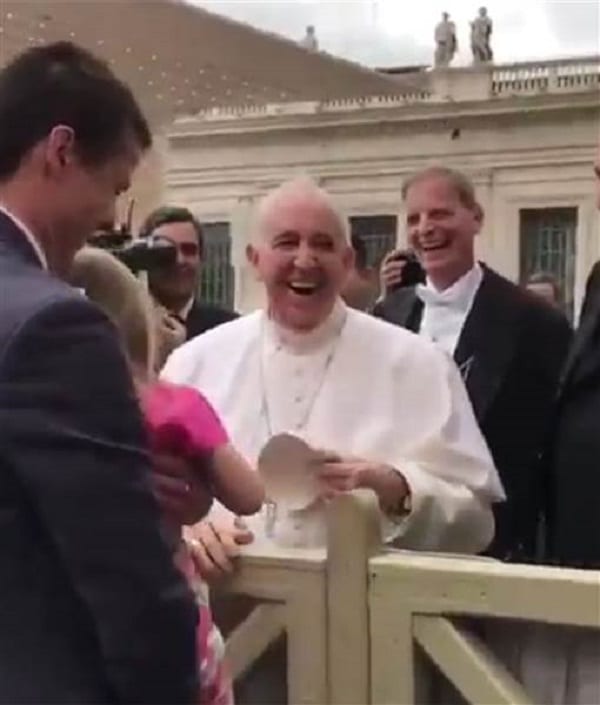 Le pape François se fait « voler » sa calotte par une fillette. Découvrez la scène hilarante. VIDÉO
