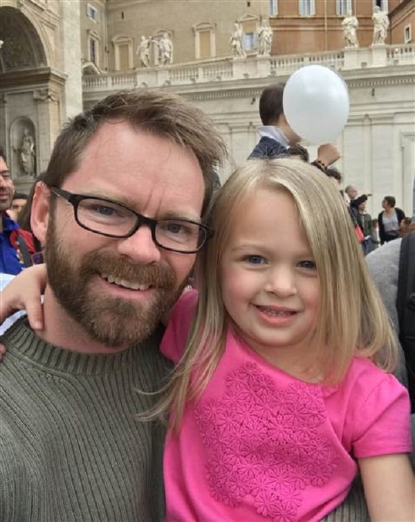 Le pape François se fait « voler » sa calotte par une fillette. Découvrez la scène hilarante. VIDÉO