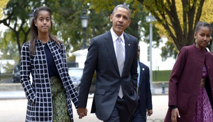 1006564-malia-obama-tenant-la-main-agrave-son-opengraph_1200-3
