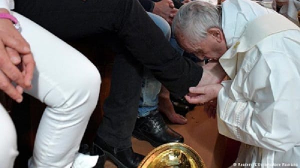 Italie: Le pape François célèbre le 'jeudi saint' en lavant les pieds de prisonniers repentis(PHOTOS)