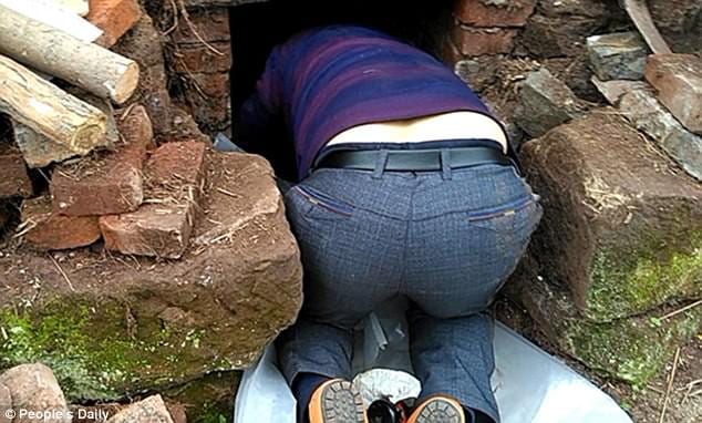 Insolite: incroyable, un chinois creuse sa propre tombe et s'y couche en attendant sa mort