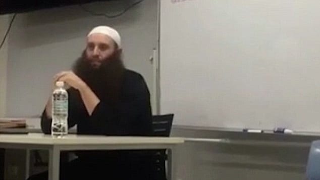 L'islamiste Sheikh Doar dit aux filles qu'une "amitié non fondée sur la crainte d'Allah mènera à l'enfer"