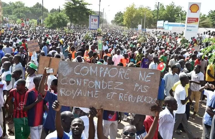 688643-des-manifestants-soutenant-le-parti-d-opposition-au-burkina-faso-protestent-contre-le-projet-de-revi