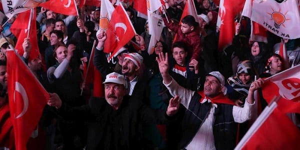 Turquie: l'opposition dans les rues pour réclamer l'annulation des résultats du référendum