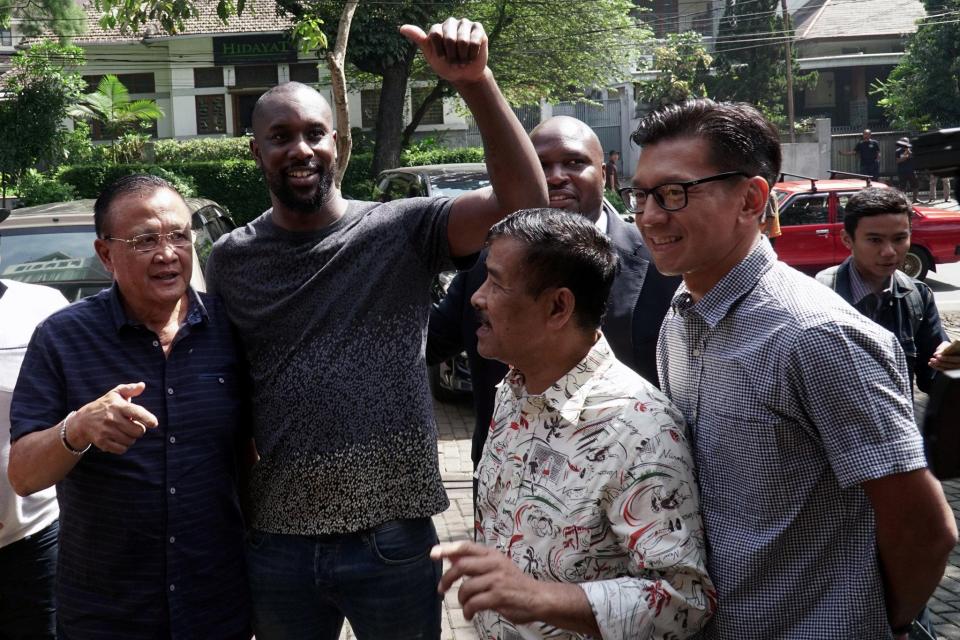 Football: Michael Essien et Carlton Cole interdits de jouer en Indonésie. Explication