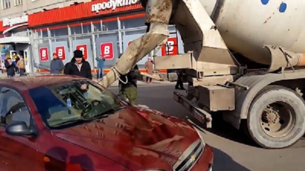 Elle prend une décision incroyable, et son époux remplit sa voiture avec du béton. Explication!