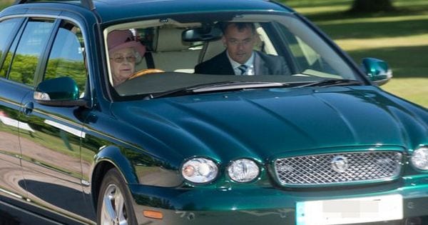 Royaume Uni: Quand la Reine Elisabeth II conduit elle-même sa Jaguar. C'est rare!(PHOTOS)
