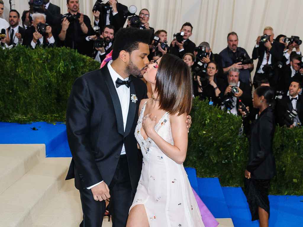 PHOTOS : Selena Gomez et The Weeknd officialisent leur relation...explication