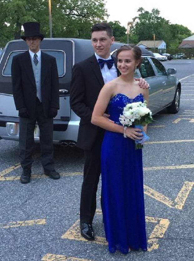 USA: une lycéenne se rend à son bal de promo en cercueil. VIDEO