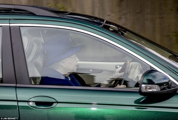 Royaume Uni: Quand la Reine Elisabeth II conduit elle-même sa Jaguar. C'est rare!(PHOTOS)