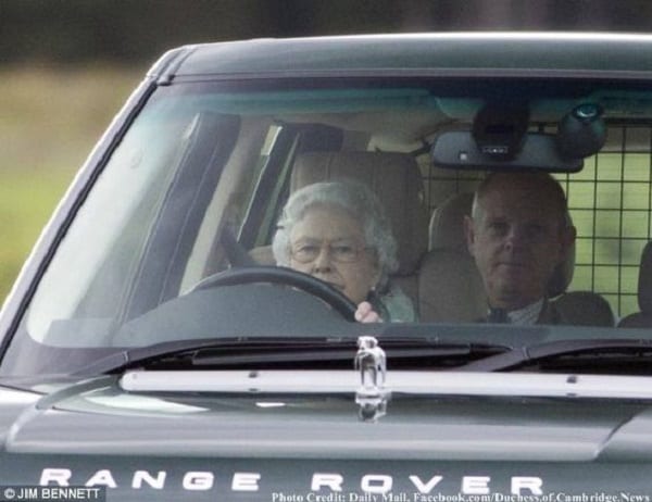 Royaume Uni: Quand la Reine Elisabeth II conduit elle-même sa Jaguar. C'est rare!(PHOTOS)