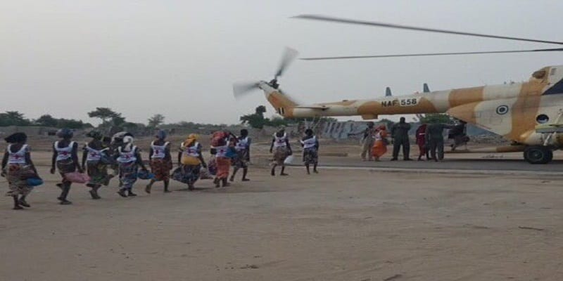 Les filles libérées prenant l’hélicoptère pour le Nigéria