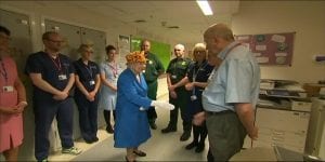 La Reine Elisabeth II rend visite aux jeunes victimes de l'attentat de Manchester