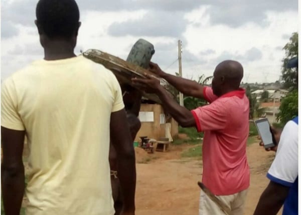 Nigeria: un homme battu et déshabillé pour avoir volé un ventilateur dans une église(PHOTOS)