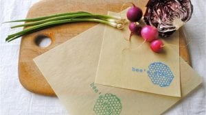 Une jardinière invente des emballages écologiques en cire d’abeille