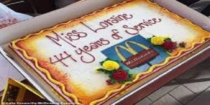 Incroyable! A 94 ans, elle continue de travailler chez McDonald's. Photos