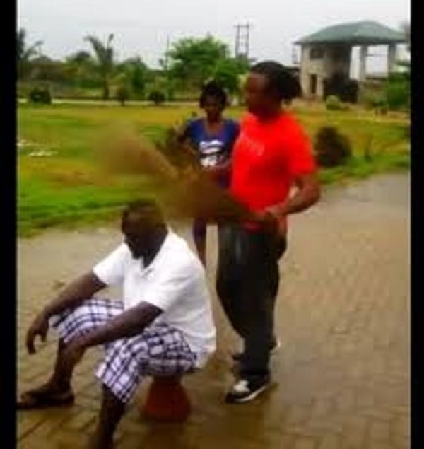 Ghana: un homme utilise des balais pour attraper un voleur (VIDÉO)