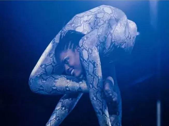 Découvrez en photos Nokulunga Buthelezi, la femme serpent d'Afrique