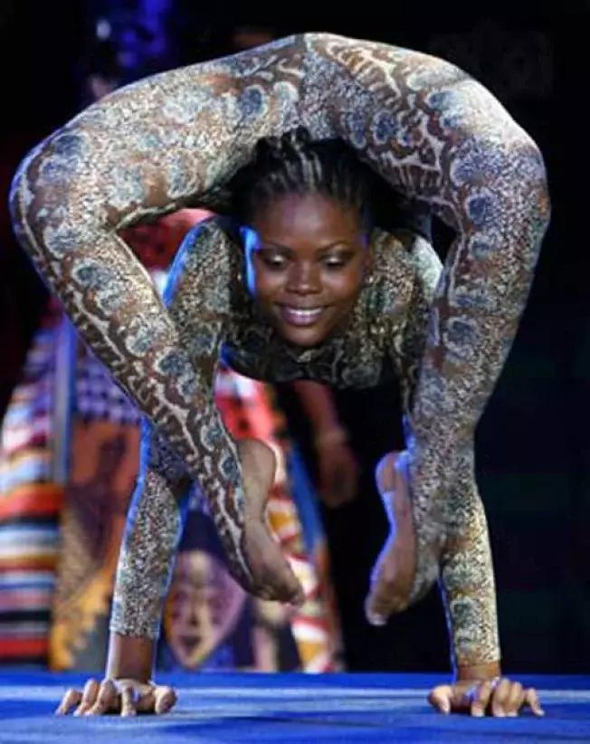 Découvrez en photos Nokulunga Buthelezi, la femme serpent d'Afrique