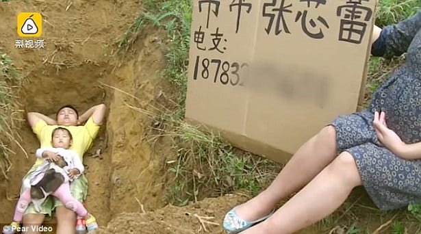 Un père fait jouer sa fille dans sa tombe. La raison est émouvante. PHOTOS/ VIDÉO