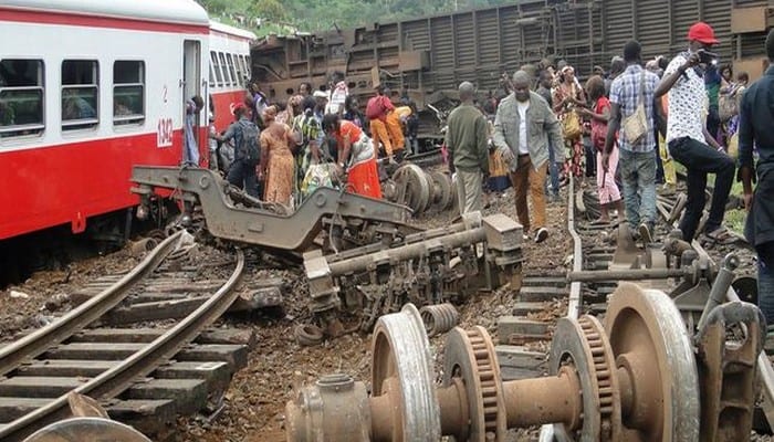 5020111_3_fef7_des-passagers-du-train-reliant-douala-a_7aa7a699912cbe717f0f9dee674e542b