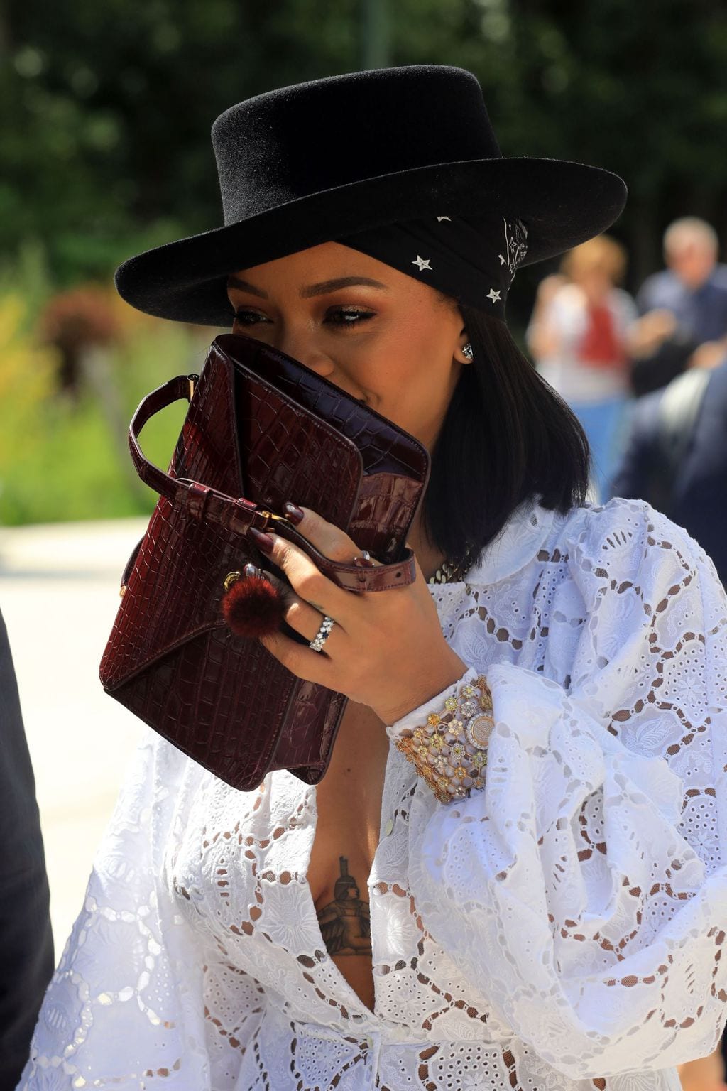 Photos: Rihanna fait sensation en débarquant à Paris...la raison