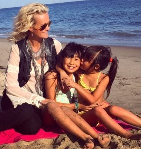 Laeticia et Laura Smet rendent hommage à Johnny Hallyday pour ses 74 ans