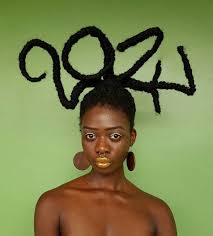 Incroyable, cette artiste ivoirienne fabrique des sculptures à partir de ses cheveux afro