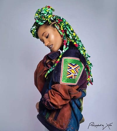 Découvrez Laeti Ky, l'artiste en herbe qui a tressé la chanteuse nigériane Di'Ja (photos)