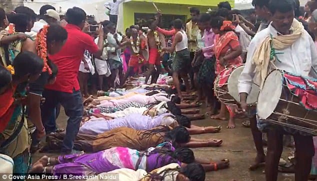 Inde: des femmes se font piétiner par 'des dieux humains' afin d'enfanter (VIDÉO)