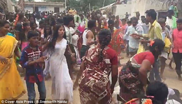 Inde: des femmes se font piétiner par 'des dieux humains' afin d'enfanter (VIDÉO)