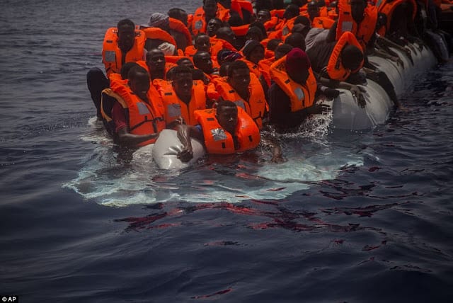 Horribles photos de femmes enceintes et d'enfants parmi des migrants morts dans un bateau en caoutchouc