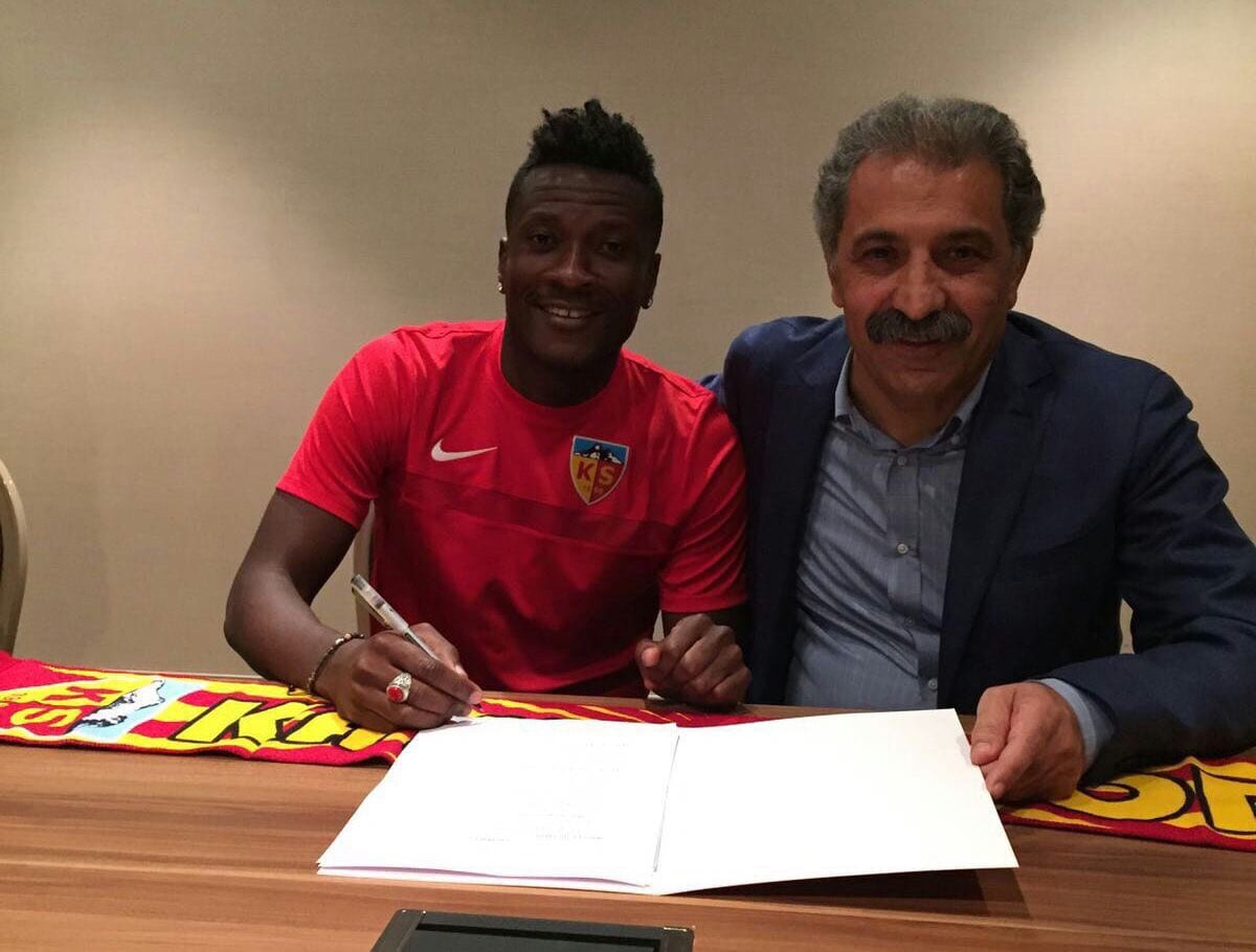 Football: Asamoah Gyan signe dans un nouveau club européen...photos