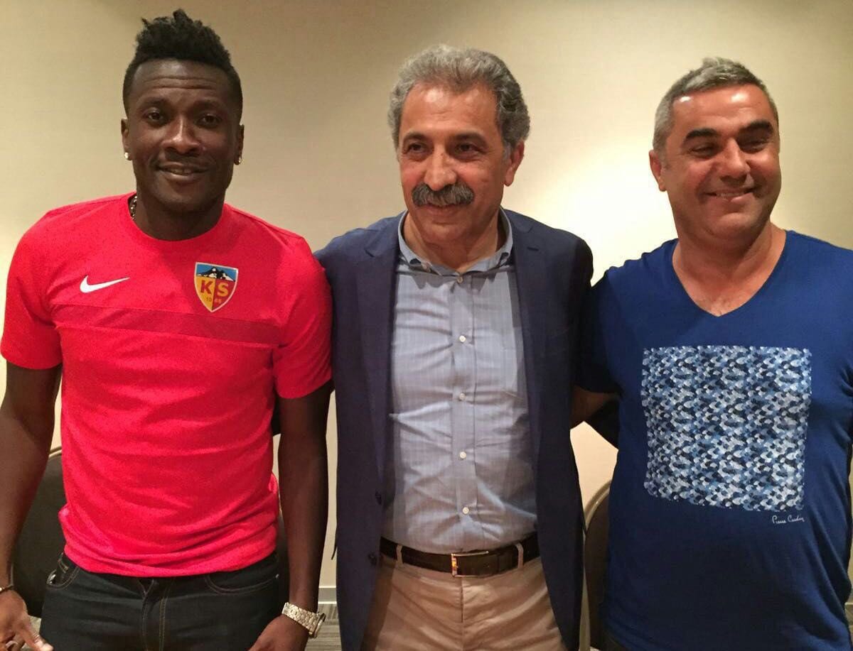 Football: Asamoah Gyan signe dans un nouveau club européen...photos