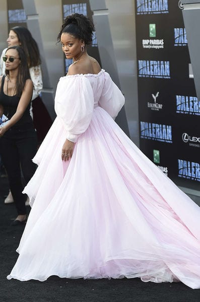 Cette étonnante robe de mariée de Rihanna qui fait le buzz...Vidéo