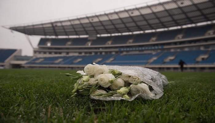 bouquet-roses-blanches-hommage-footballeur-international-ivoirien-Cheick-Tiote-decede-soudainement-5-2017-Pekin-Chine_0_1398_931