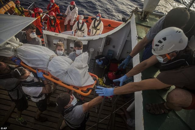 Horribles photos de femmes enceintes et d'enfants parmi des migrants morts dans un bateau en caoutchouc
