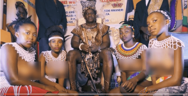 Francis Nwaneri, le prince nigérian qui se déplace accompagné de femmes aux seins nus: PHOTO