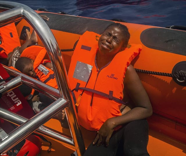 Horribles photos de femmes enceintes et d'enfants parmi des migrants morts dans un bateau en caoutchouc