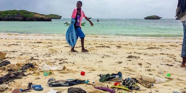 Kenya: des volontaires luttent contre la pollution par le recyclage des tongs