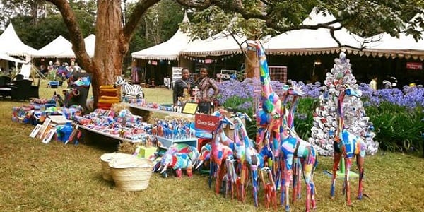 Kenya: des volontaires luttent contre la pollution par le recyclage des tongs