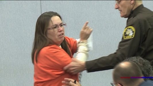 Vidéo: Elle tue son mari et son perroquet la dénonce. Explication!