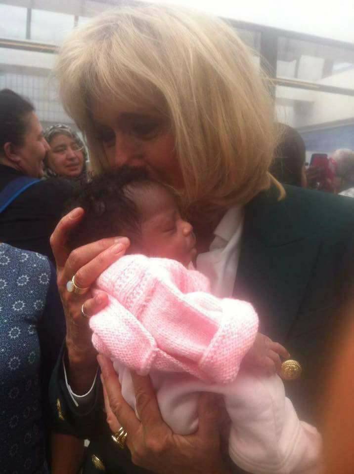 Découvrez la Camerounaise qui a donné le nom Emmanuel Macron à son bébé (photos)