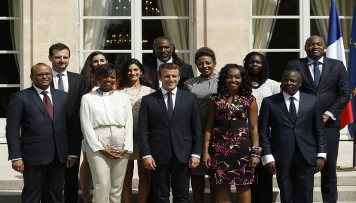 Emmanuel-Macron-entoure-membres-Conseil-presidentiell-Afrique-29-Elysee_0_729_486