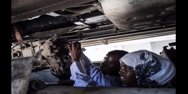 Inspiration: âgée de 18 ans, elle devient la première femme mécanicienne de la Somalie (vidéo)