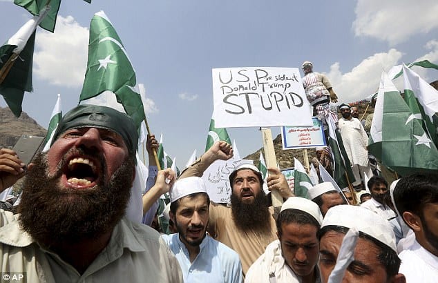 Pakistan: une foule furieuse brûle une effigie de Donald Trump (PHOTOS)