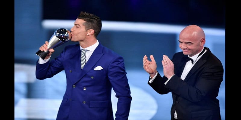 UEFA : Cristiano Ronaldo sacré meilleur joueur de l'année UEFA (photos)